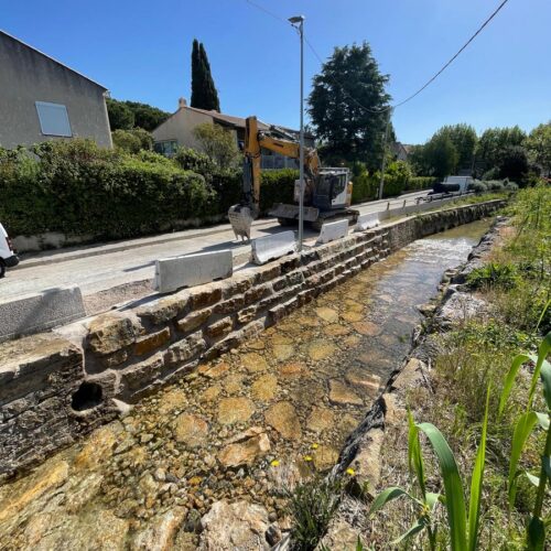 Chantier environnement aménagement des berges du Roubaud à Hyères